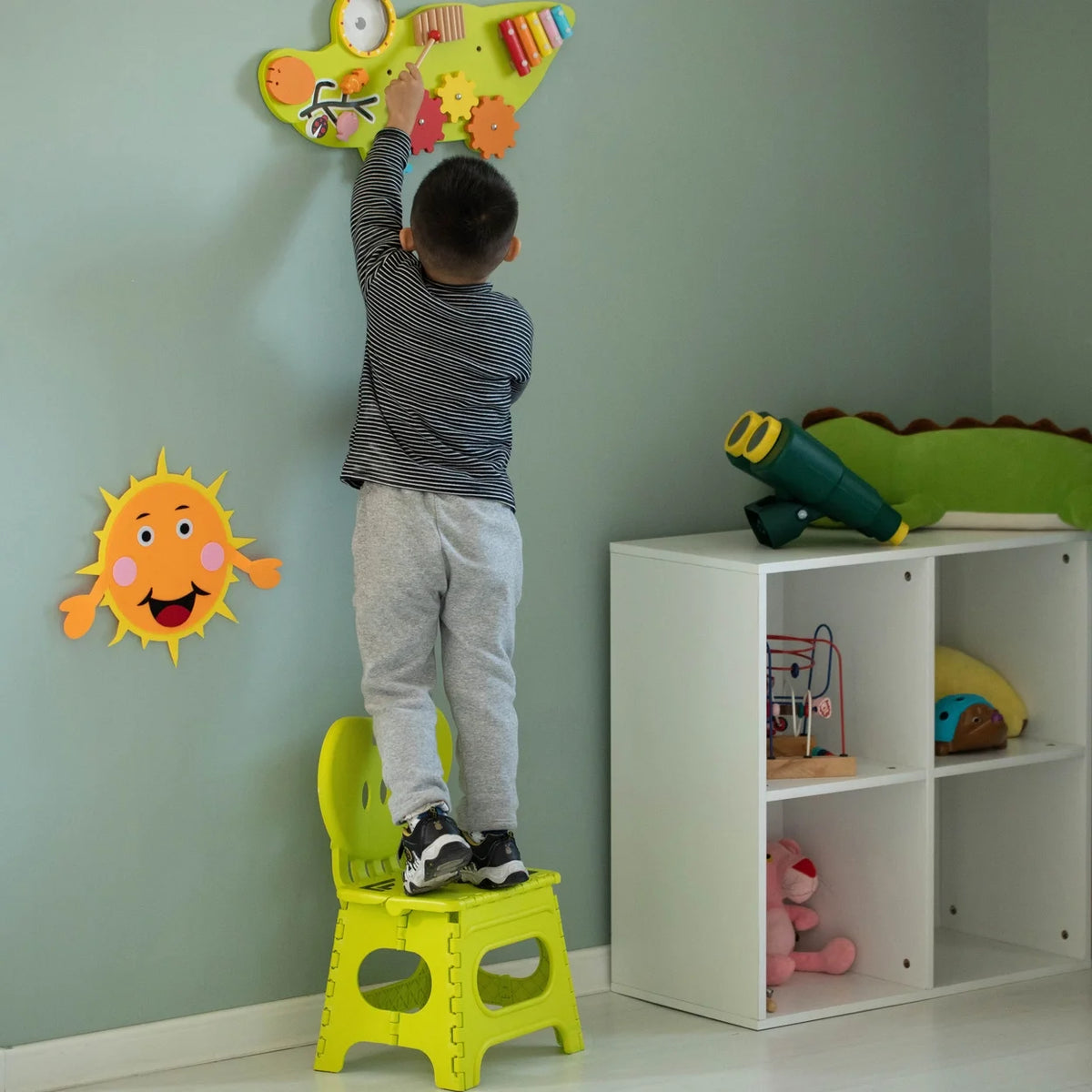 Foldable Step Stool with Back Support and Handle, Green E912