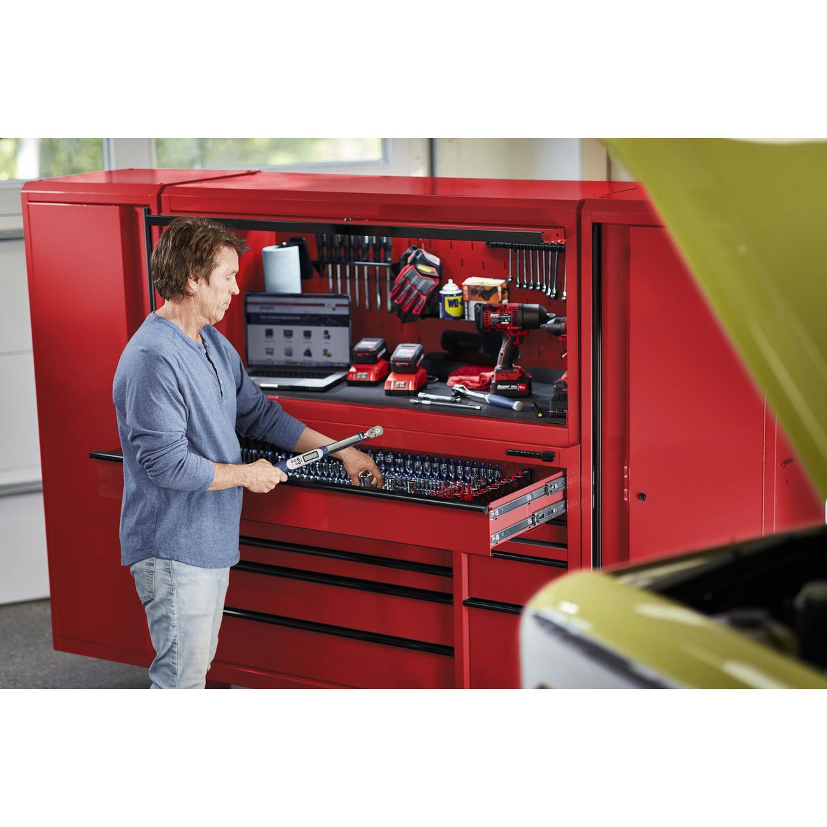 56 in. x 22 in. Red Roll Cab W6003