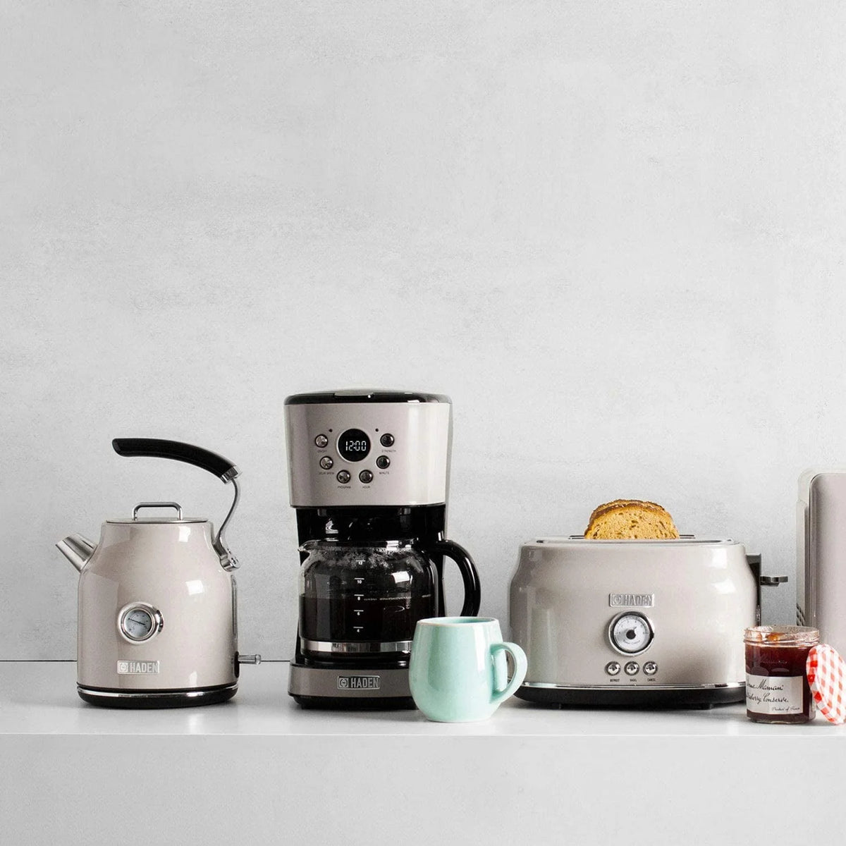 Retro Style Programmable Coffee Maker with Glass Carafe, 12 Cup Capacity A6841